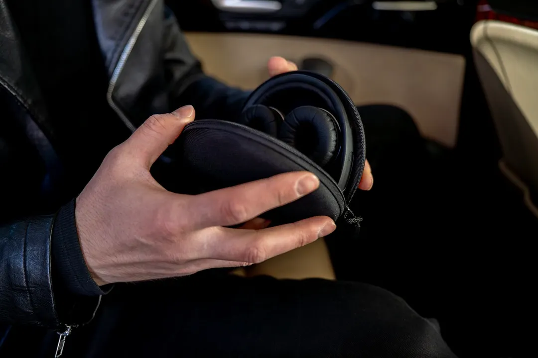 Los auriculares modernos incluyen estuches inteligentes con pantallas táctiles para un control total de la reproducción.