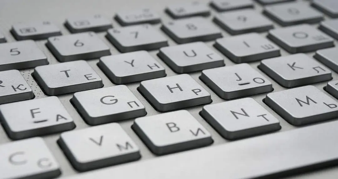 Aprende cómo escribir corchetes en cualquier teclado: atajos rápidos en Windows y Mac.