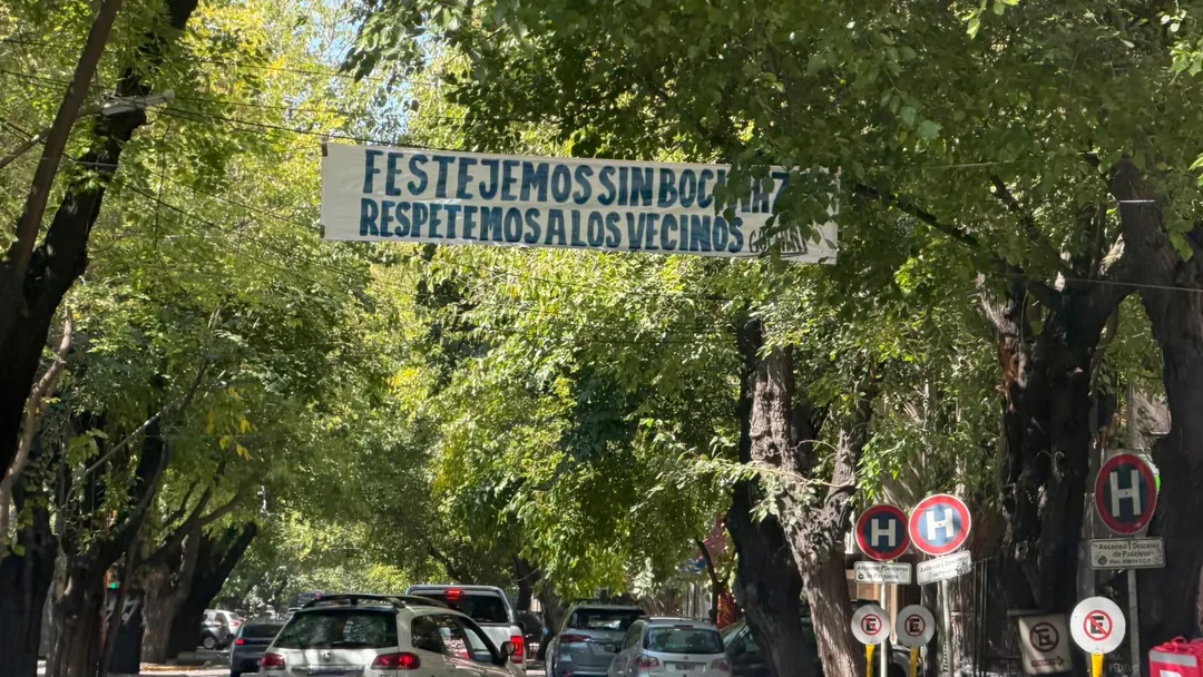 Los vecinos de la calle San Lorenzo se quejaron por los bocinazos de las caravanas de egresados. 