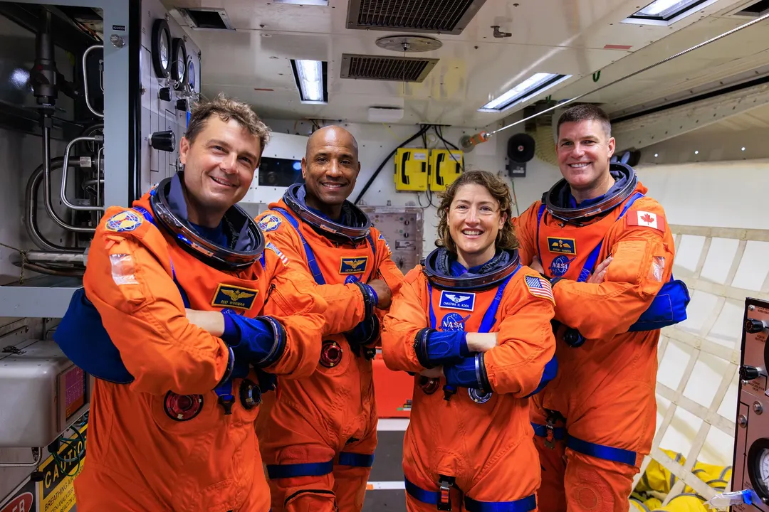Los miembros de la tripulación de Artemis II (de izquierda a derecha) Reid Wiseman, Victor Glover, Christina Koch y Jeremy Hansen se encuentran en la sala blanca en el brazo de acceso de la tripulación del lanzador móvil en la plataforma de lanzamiento 39B en el Centro Espacial Kennedy de la NASA en Florida.