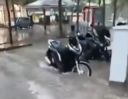 Las motos, sin posibilidad de movilizarse debido a la cantidad de agua acumulada