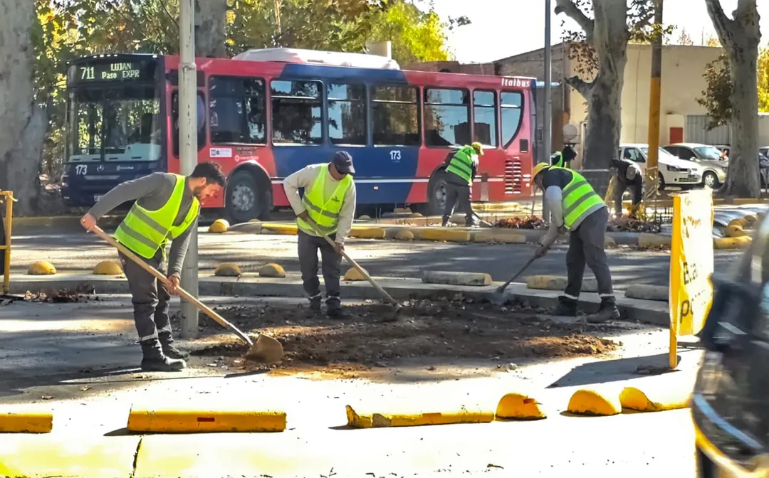 Por los trabajos en la zona donde estará la nueva rotonda se solicita que los ciudadanos circulen con precaución. 