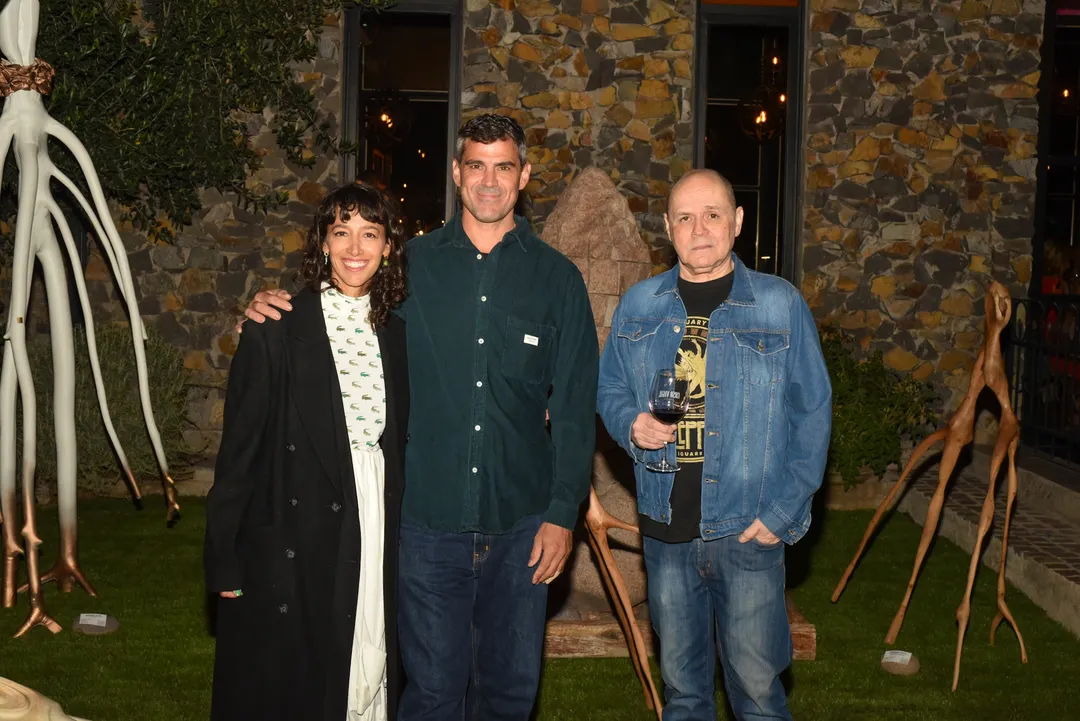 Emilia Pereyra Giamportone junto a los artistas Mariano Ruffo y Guille Garrido.