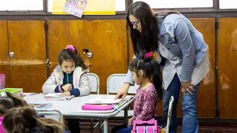 Para cubrir los baches, los Ministerios de Educación recurren a estudiantes avanzados o profesionales de otras áreas con 
