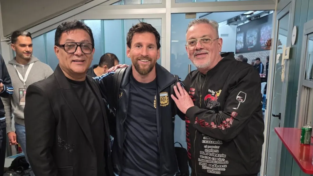 Sergio Torres y Walter Zanco, vocalistas de Grupo Cali, junto a Lionel Messi.