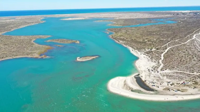 La playa de aguas claras ubicada en la Patagonia. 