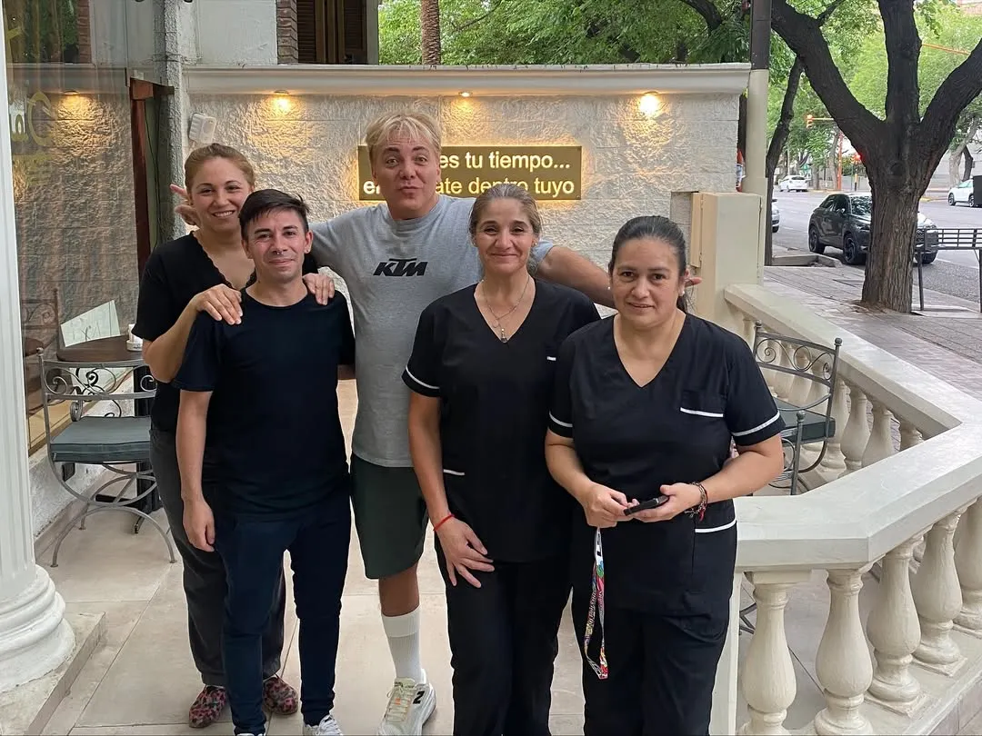 Cristian Castro en una conocida cafetería de Mendoza. Foto: Instagram / @viacivit.