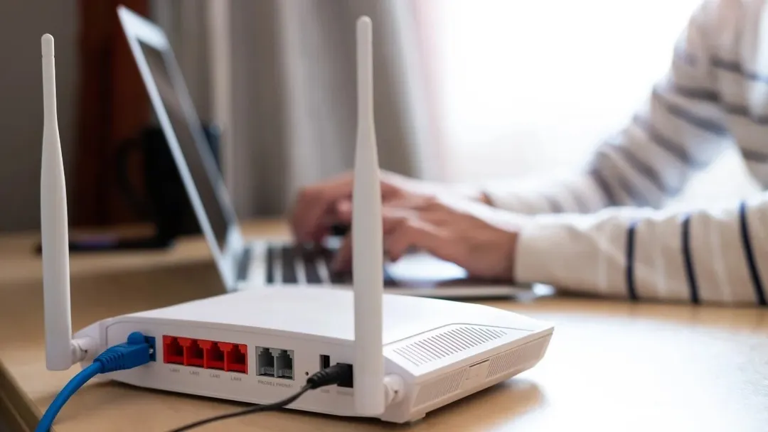 Ubicar correctamente el router mejora el alcance del WiFi y reduce la señal innecesaria fuera del hogar.
