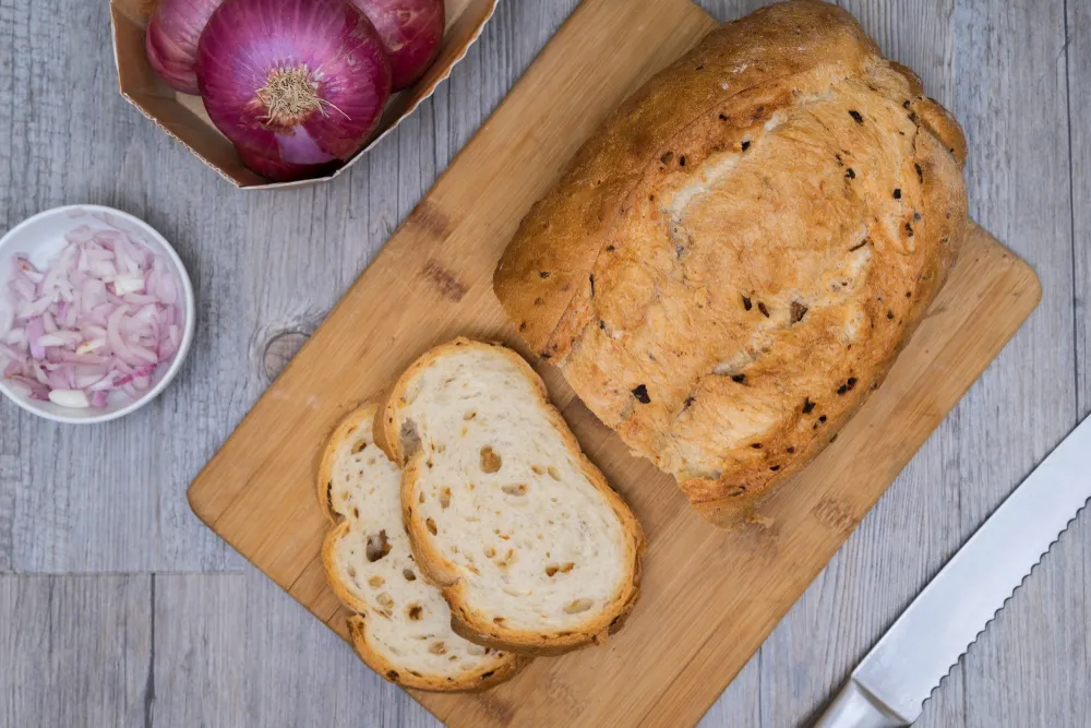 La receta de pan de cebolla es tan aromática que el olor mientras se hornea suele llenar la casa y atraer a todos a la cocina.