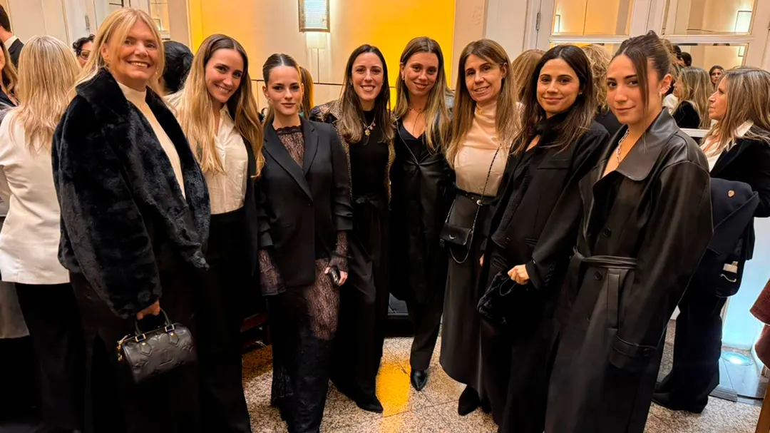 Ellas eligieron los tonos black & white para asistir al desfile.