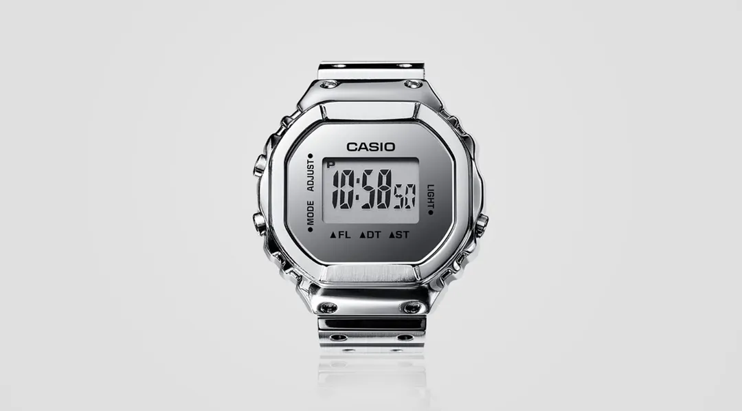 La pequeña pantalla integrada permite consultar la hora de forma independiente en este reloj de dedo.