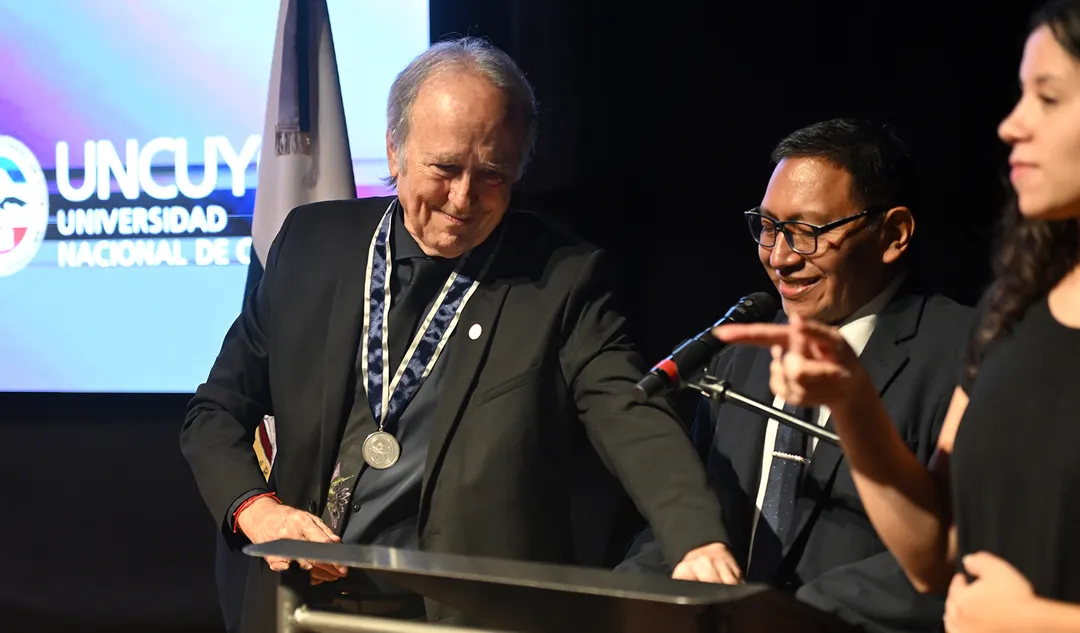 El artista finalizando su discurso.