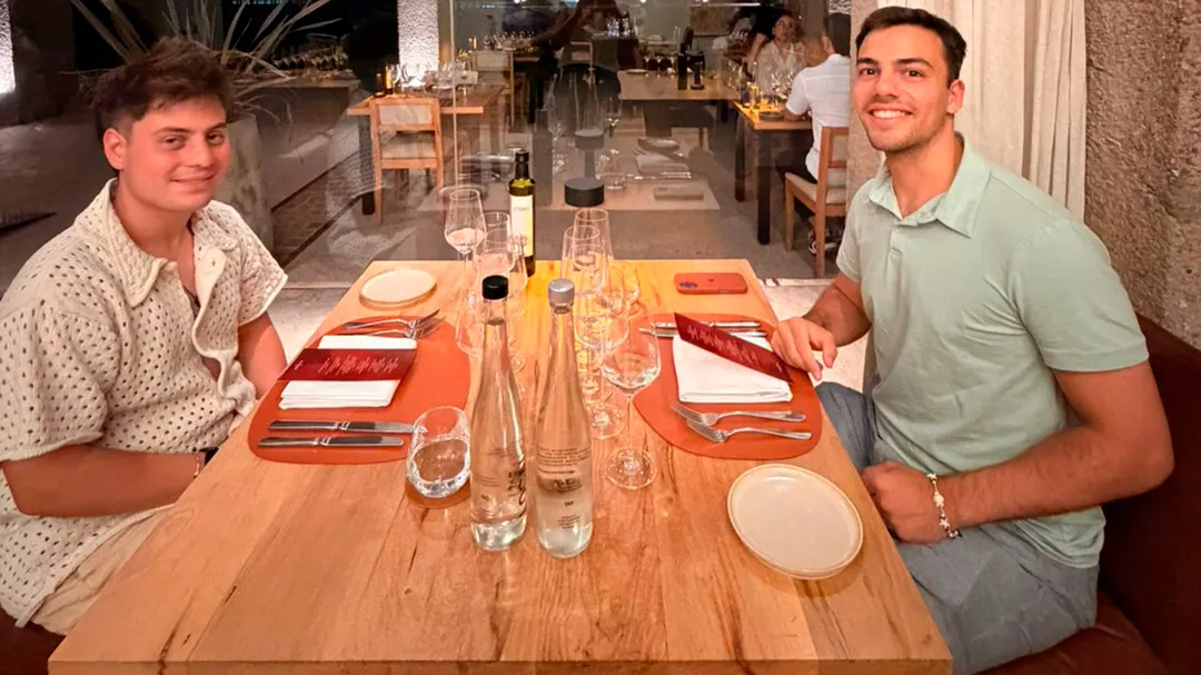 Francisco y Mariano, de cena en bodega.