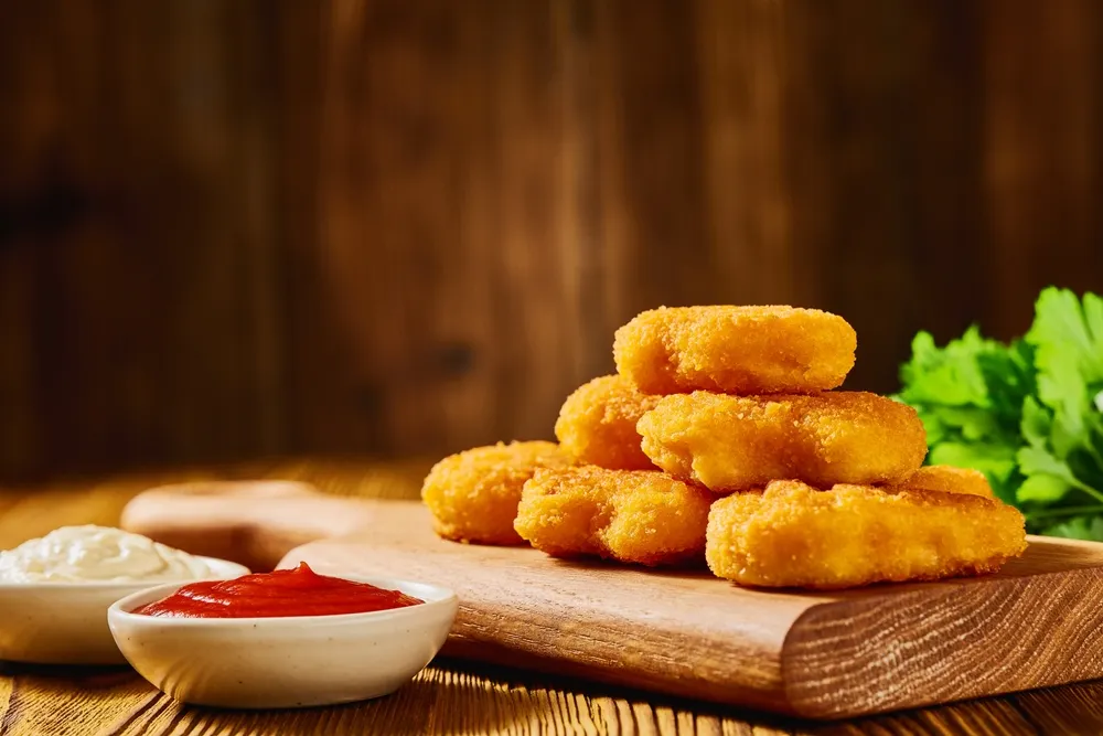 La receta de los nuggets hechos en casa permiten evitar conservantes, exceso de sodio y grasas saturadas que suelen encontrarse en los industriales.