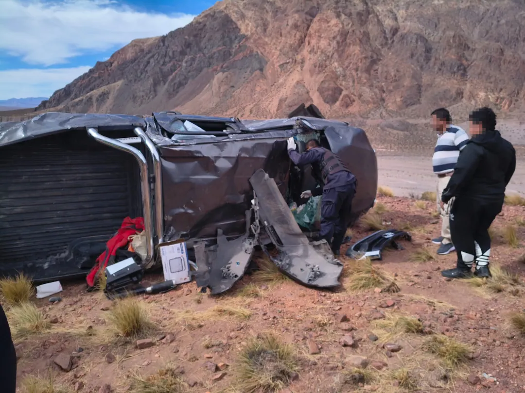 Así quedó la Toyota Hilux tras el accidente en Uspallata. 