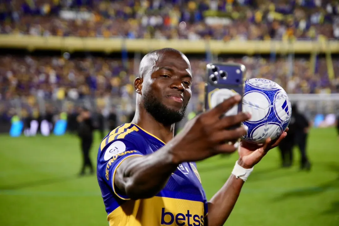 Enner Valencia marcó los tres goles del histórico 3-2 de Boca ante Racing y se llevó la pelota.