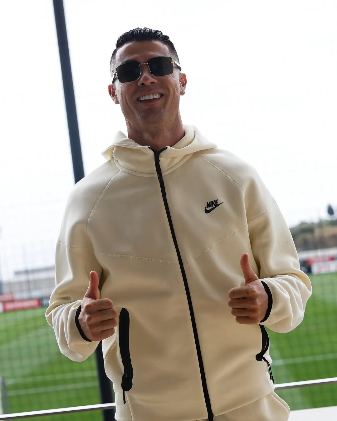 Así fue el outfit que redefinió su imagen clásica.
