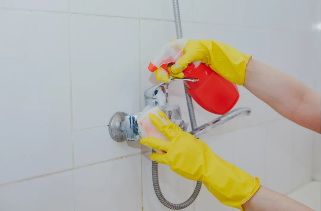 Con vinagre blanco es posible eliminar el sarro acumulado en la ducha. Foto: Shutterstock