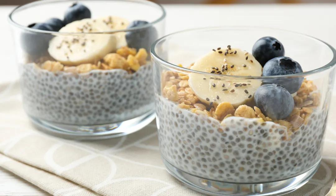 Esta receta de chia pudding se popularizó por su alto contenido de fibra y saciedad.