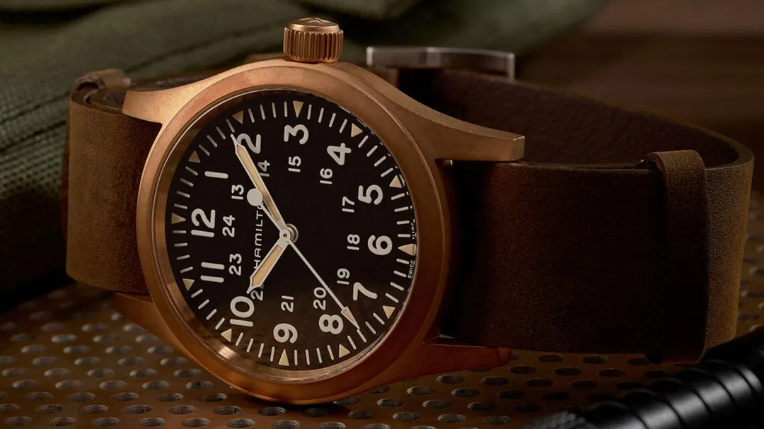 El Hamilton Khaki Field Mechanical mantiene el espíritu militar mediante su cuerda manual clásica.