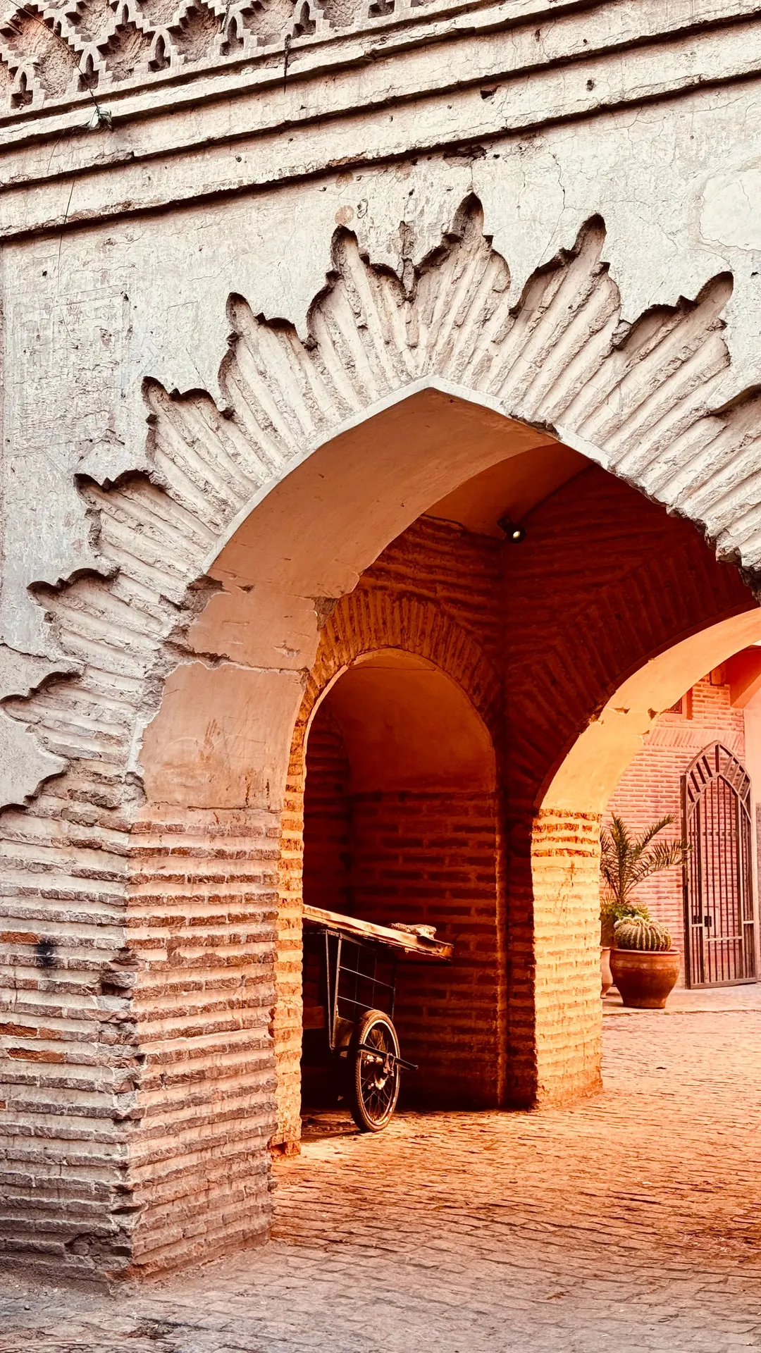 Los patios y muros gruesos son un aporte de la arquitectura para controlar el calor y la luz.