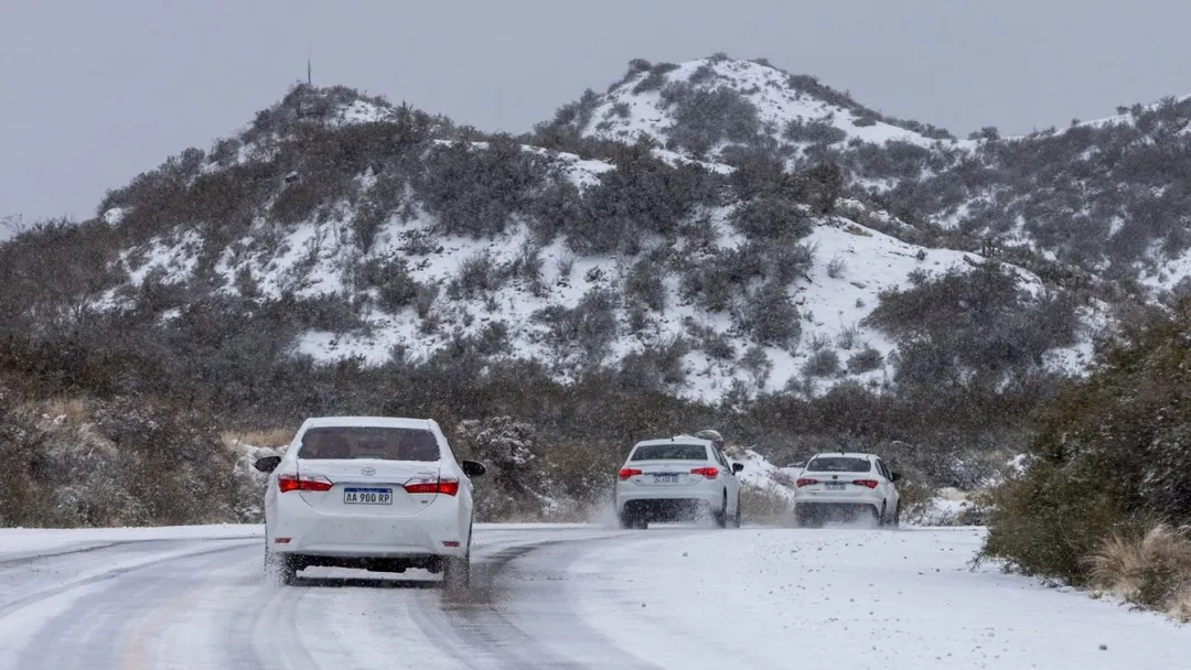 Por la nieve y el frío, la DGE suspendió las clases presenciales este martes en algunas zonas de Mendoza.