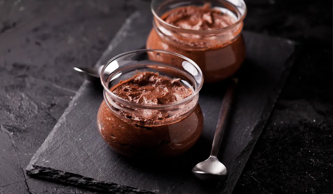 Así se hace una mousse de chocolate vegana.