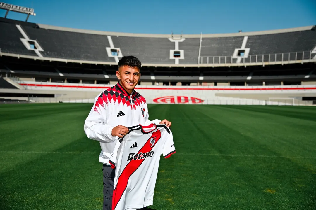 Thiago Almada debutaría el domingo en el Monumental ante Argentinos Juniors.