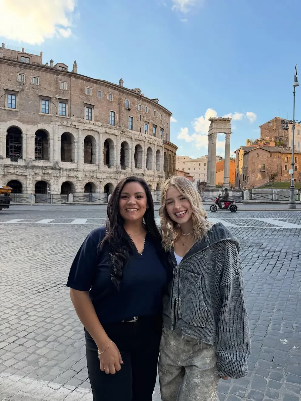 Coty Romero viajó con amigas para disfrutar de Roma.