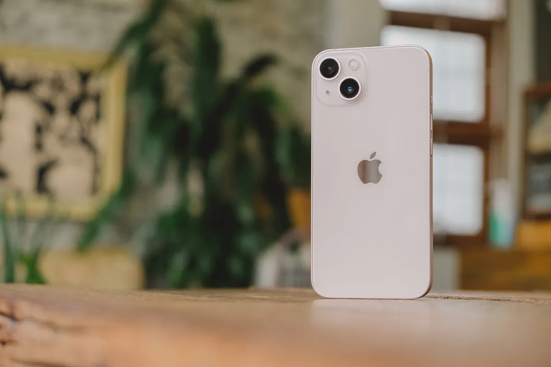 El iPhone 13 sigue siendo uno de los celulares más buscados por su equilibrio entre cámaras y batería.