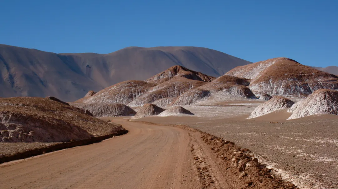 Los Ojos de Mar forman tres lagunas de tonos turquesas y verdes a pocos kilómetros del pueblo.