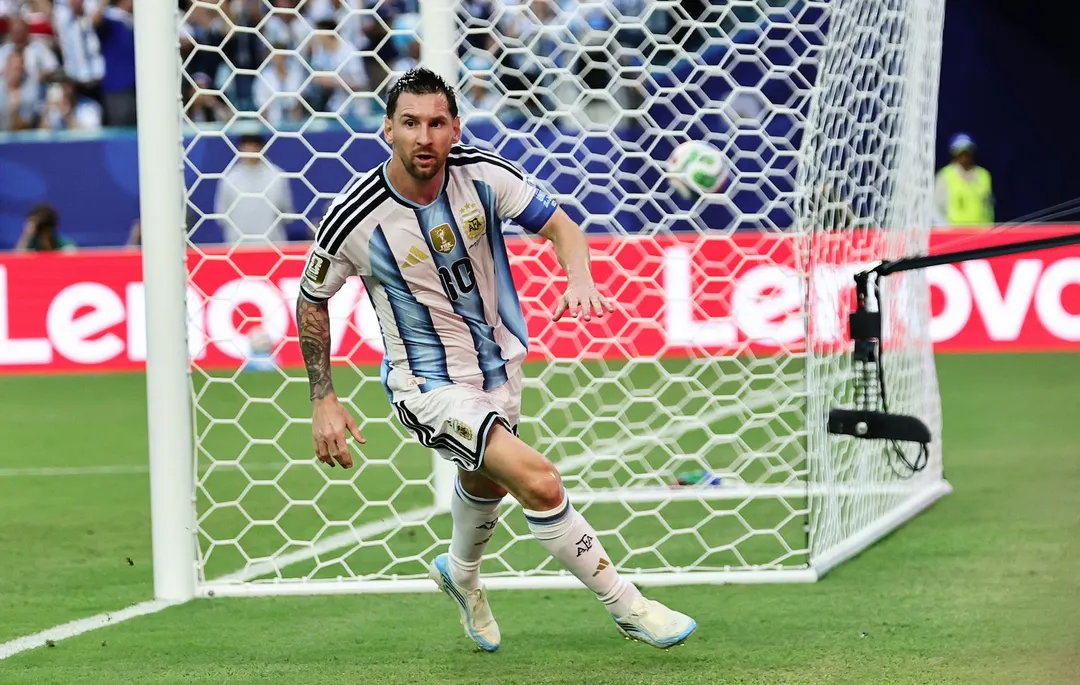 Lionel Messi ya definió magistralmente para el 1-0 de la Selección argentina ante Cabo Verde y sale a festejarlo en medio de una explosión en Miami. 