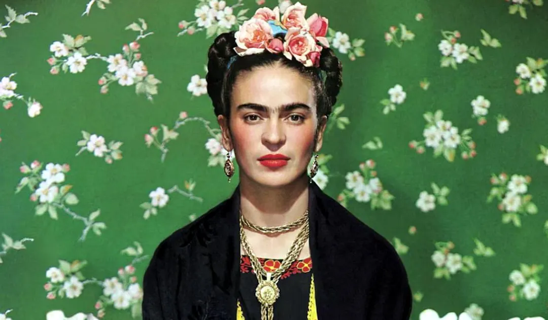 Frida Kahlo, la mujer que marca hitos históricos con su talento y con sus ventas. Foto @fridakalho