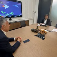En su viaje a París, Cornejo se reunió con una multinacional tecnológica