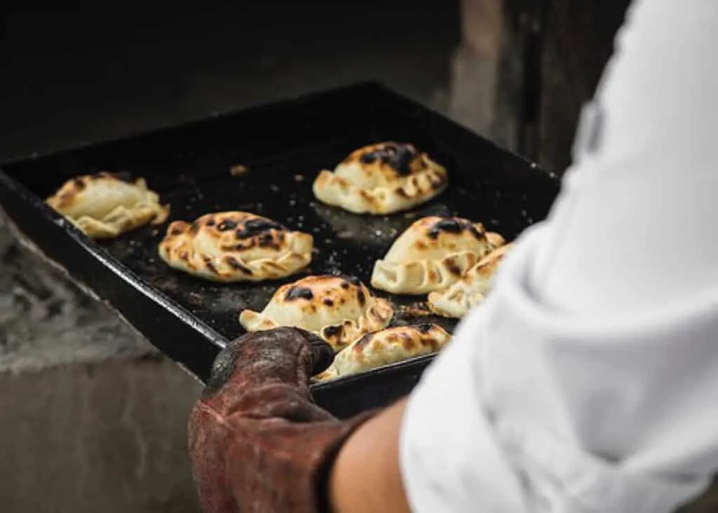 La Casa del Visitante, ubicada en Maipú, ofrece una experiencia culinaria que equilibra lo rústico y lo gourmet. 