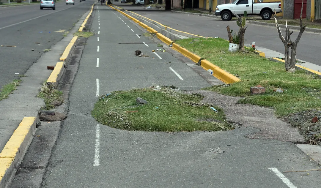 Pozos, maleza y sectores sin asfalto forman parte de un escenario que complica la circulación en distintas ciclovías mendocinas.