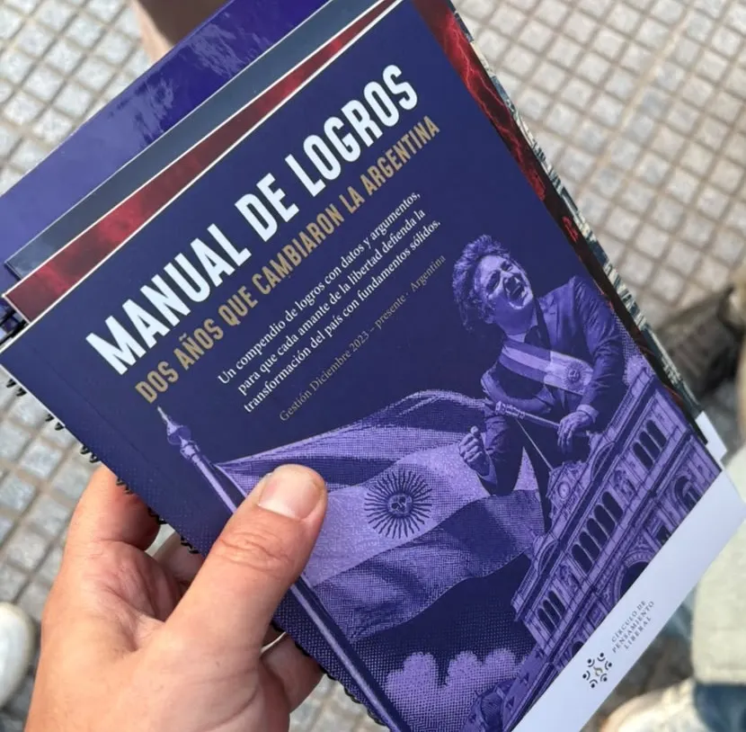 Otro de los libros que recibieron los legisladores