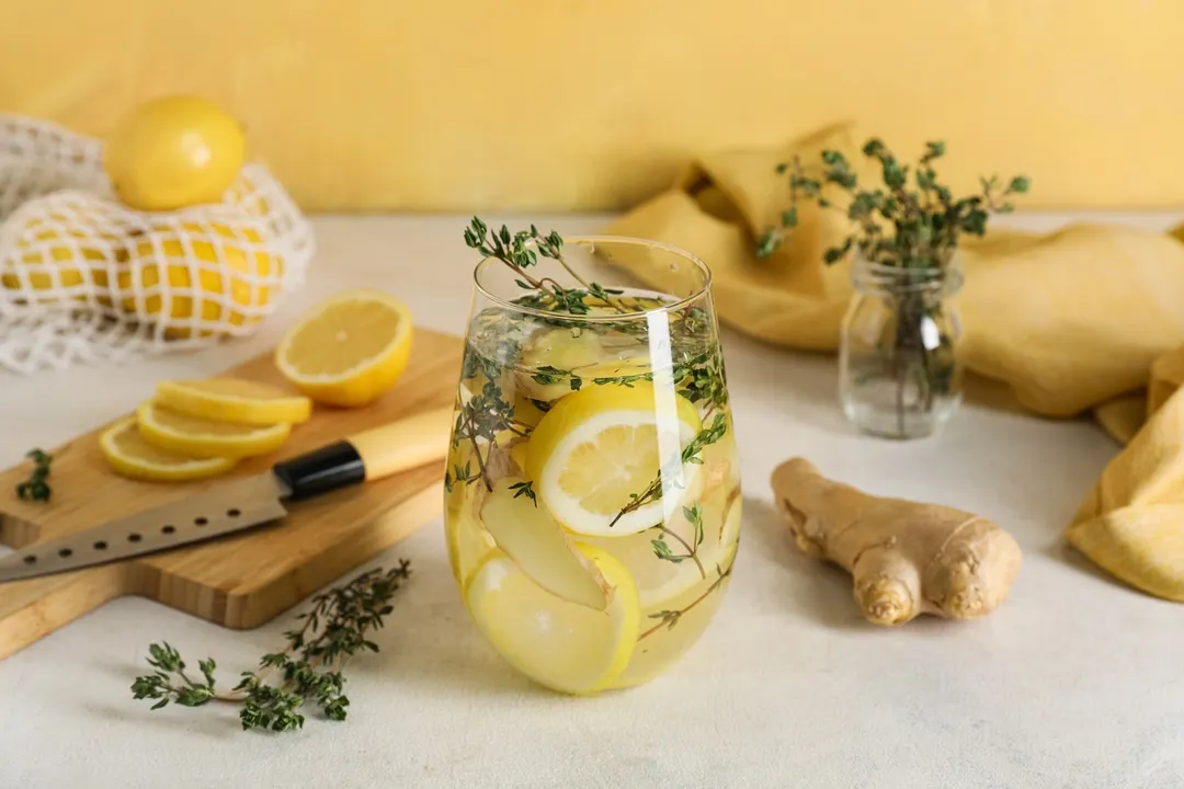 Limón y jengibre, una infusión completa. Fuente: Shutterstock.