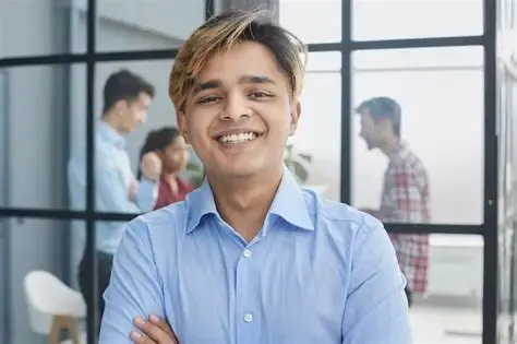 El junior necesita aprender a interpretar las necesidades de un cliente, comprender la cultura de una empresa, tomar decisiones y manejar la frustración cuando un proyecto cambia.