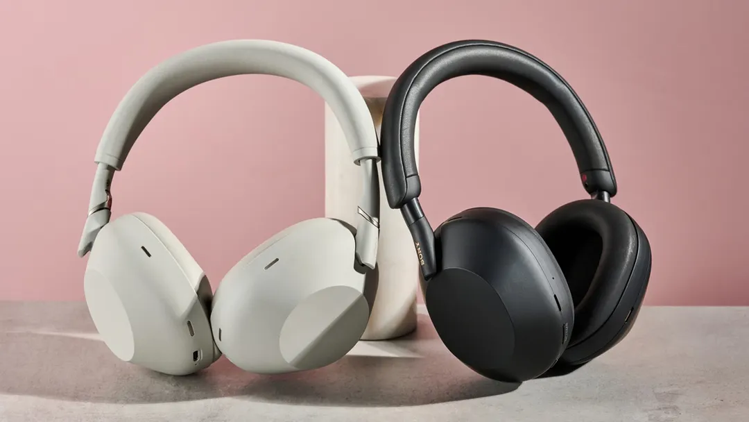 El diseño plegable con bisagras metálicas de los Sony WH-1000XM6 asegura una vida útil prolongada para el usuario exigente.