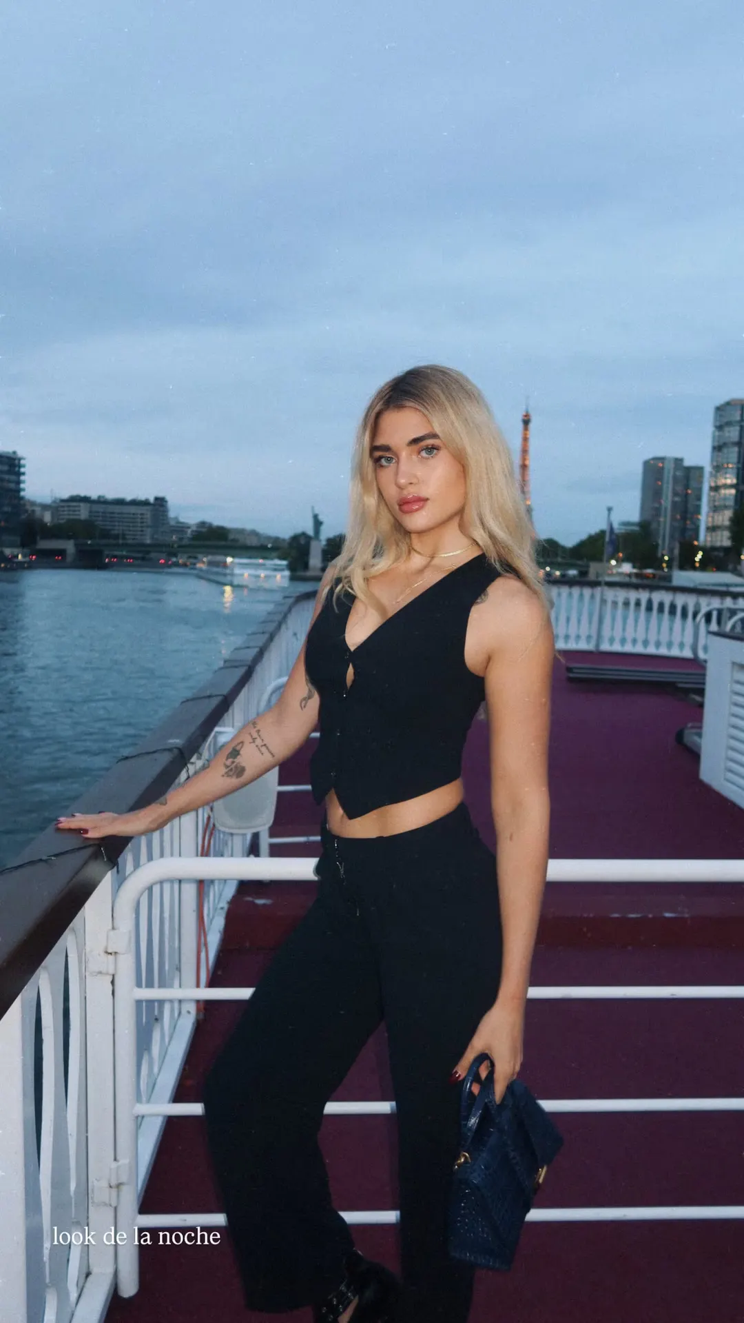 Marta Fort impuso el sastrero comfy en París con un look elegante.