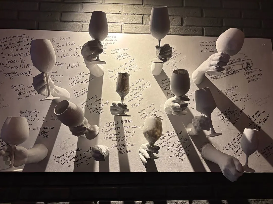 Las firmas de los que pasaron por Wino - Resto Wine.