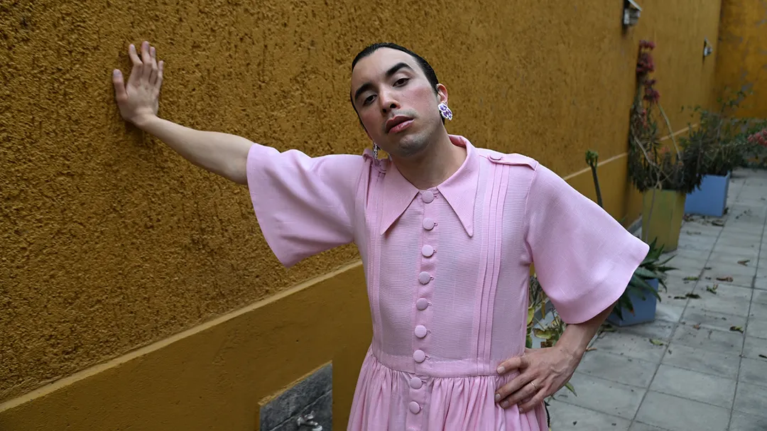 Una charla a fondo sobre ornamentos litúrgicos e identidad con el creador de Tacón y Mantilla.