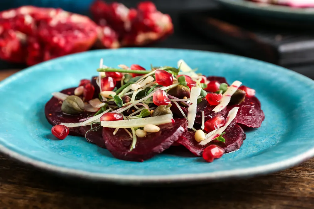 La receta de carpaccio de remolacha puede servirse fría o a temperatura ambiente, ideal para cualquier estación del año.