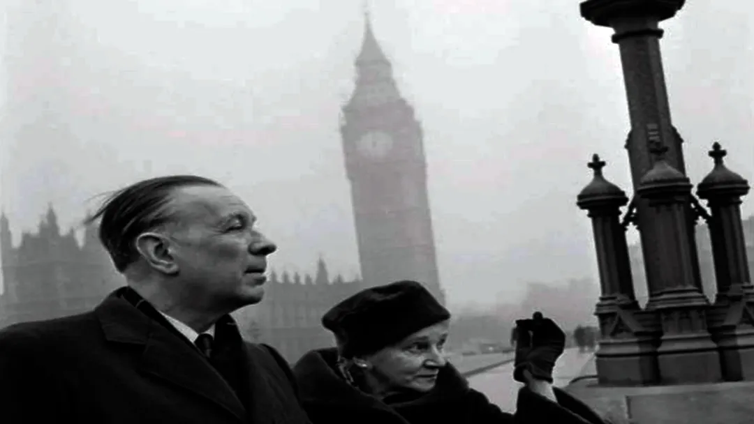  Jorge Luis Borges fotografiado con su madre Leonor Acevedo Suárez en el puente de Westminster en Londres.