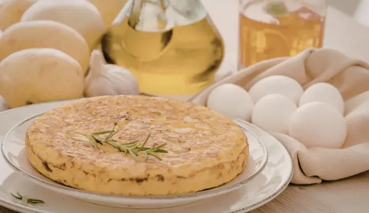 Todo indicaría que a los gobernantes les resulta muy difícil hacer una tortilla sin antes romper los huevos.
