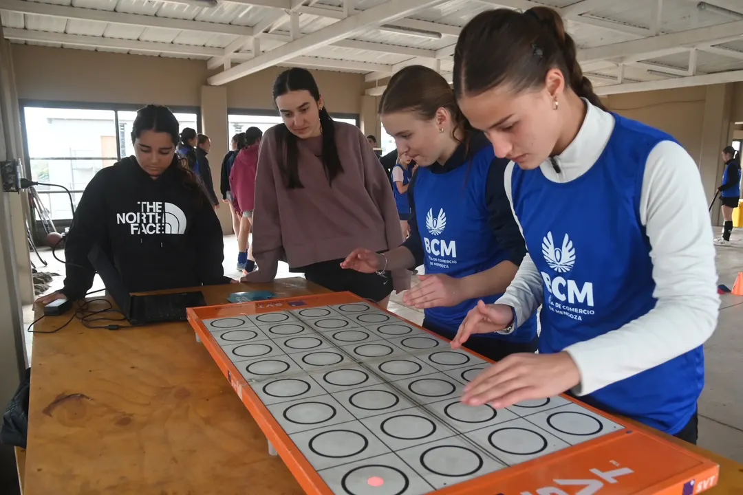 Las jugadoras realizaron actividades guiadas por Sportvision sobre la importancia del entrenamiento mental y visual como parte del rendimiento deportivo.