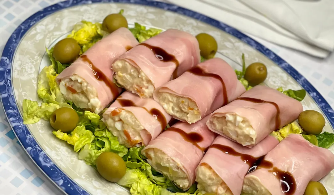 La receta de rollitos de jamón rellenos de ensalada rusa es muy popular en celebraciones familiares por su practicidad.