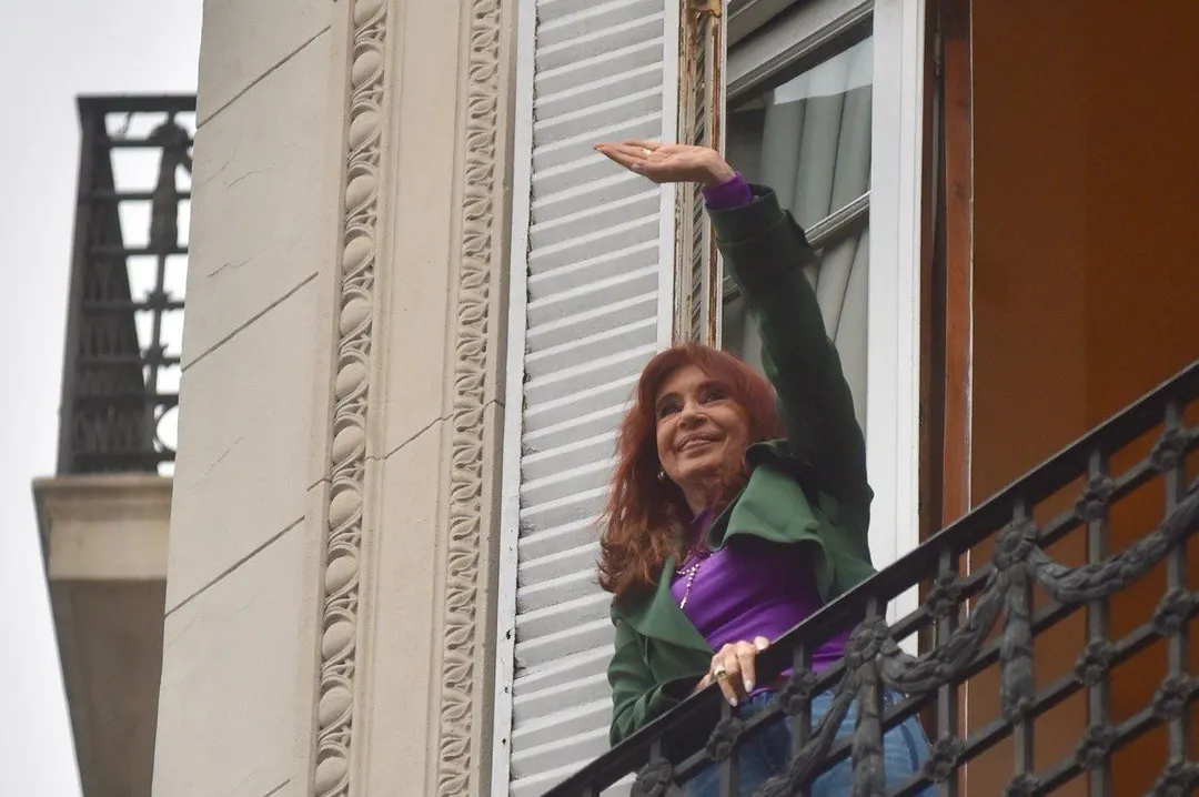 Cristina Fernández de Kirchner no solo se asoma y saluda. También les manda mensaje agradeciendo a cada referente que se moviliza hasta San José 1111