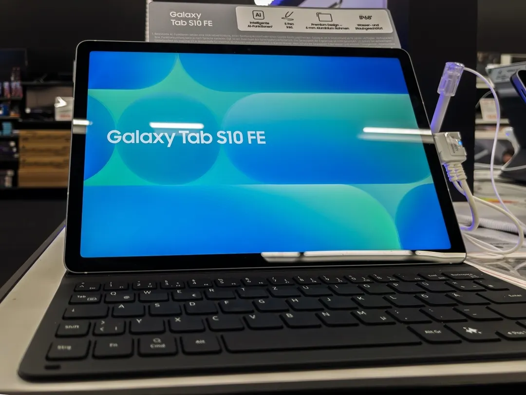 La Galaxy Tab S10 FE combina pantalla de 10,9 pulgadas y batería de 8.000 mAh para el uso diario en 2026.